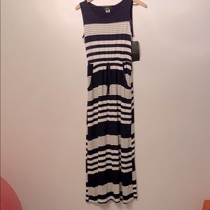 Brand new blue and white dress w/pockets!!